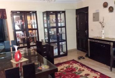 شقة للبيع 90 م في شارع قصر الريحاني الرئيسي